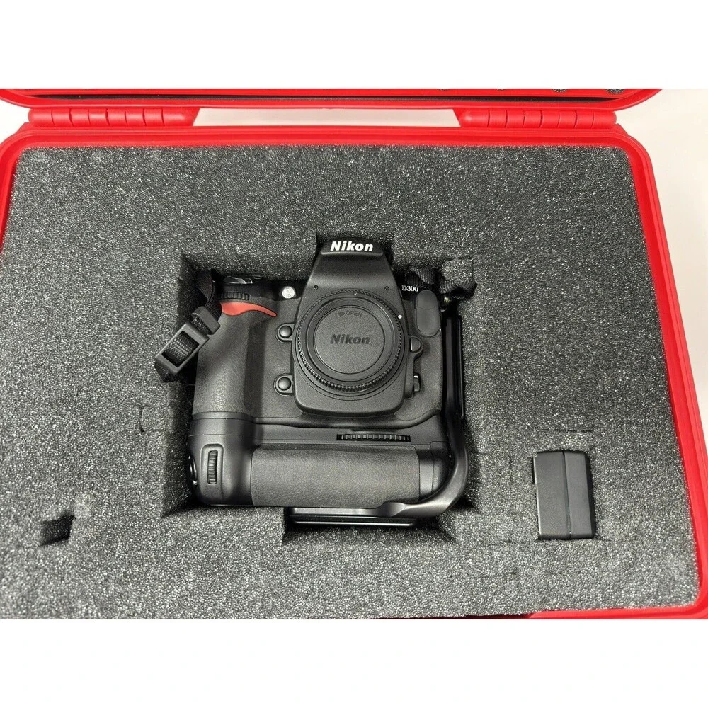 Nikon D D300 12.3 MP DSLR W/Grip,Hardshe ll Case, L-Plate,2GB & 565 Shutter Coun